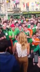 Adeptos da Irlanda fazem serenata a adepta francesa