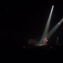 O momento em que Justin Bieber cai do palco