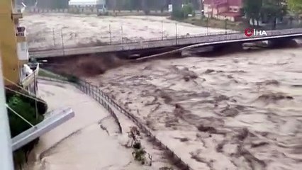Önce Bartın şimdi de Sinop! Sel otomobilleri kağıt gibi sürükledi