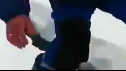 Pescadores russos apanhados no meio do gelo