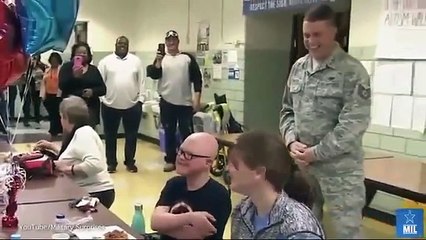 Militar surpreende filho com Síndrome de Down. Consegue não chorar?