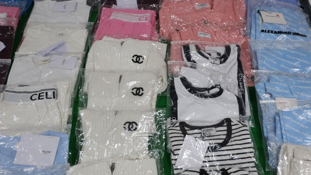 '가짜 샤넬' 등 밀수입 의류 2천여 점 유통한 일당 적발 / YTN