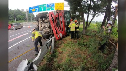 인천공항고속도로에서 차량 4대 사고...1명 다쳐 / YTN
