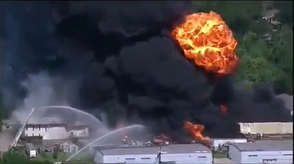 Incêndio em armazém com materiais perigosos no Texas