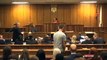 Oscar Pistorius emociona-se após retirar próteses no tribunal
