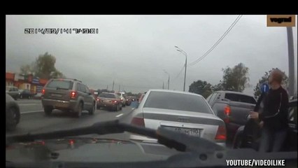 Homem arranja discussão de trânsito... com um cão