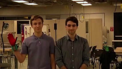 Pode traduzir linguagem gestual para discurso com estas luvas