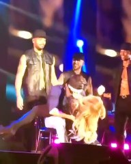 Mariah Carey faz 'lap dance' para dançarino