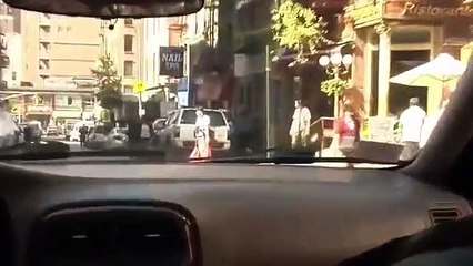 Polícia agarra mulher pelo pescoço em operação stop