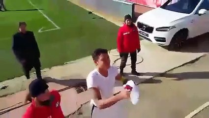 Thiago Silva, capitão do PSG, delicia menino nas bancadas