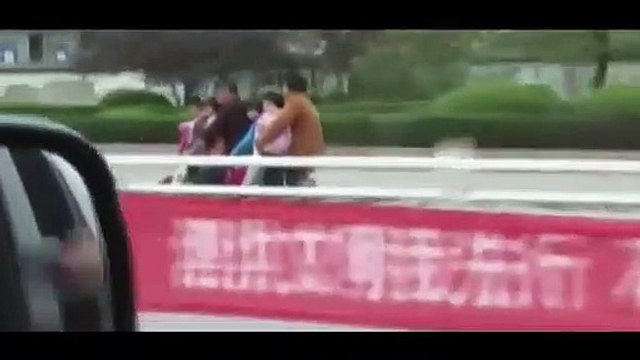 Nesta mota iam seis pessoas. Dois adultos e os quatro filhos