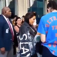 Kim Kardashian criticada por dar atenção ao telemóvel e não à filha