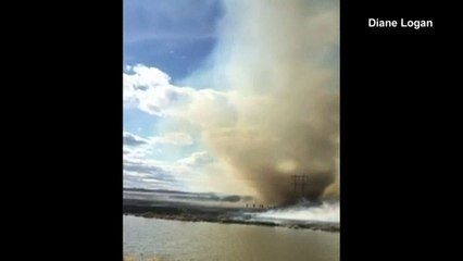 Bombeiros fogem de colossal tornado de fogo