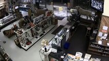 Divulgadas imagens de assalto a uma loja de armas