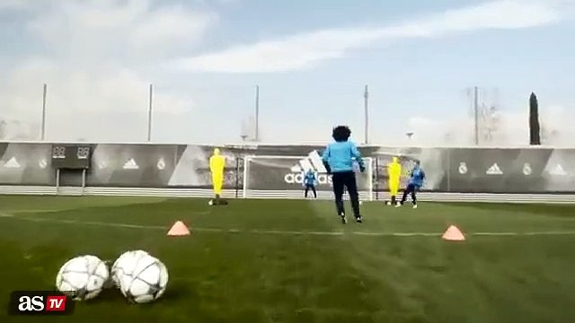Parece Higuita, mas não é. Eis Keylor Navas, o 'Escorpião'