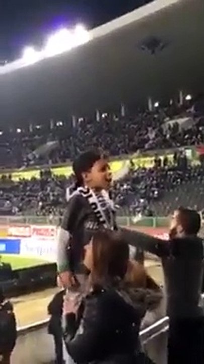 Menino do V.Guimarães 'ensina' adeptos a puxar pela equipa