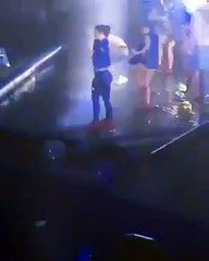 Quando a água é muita, Justin Bieber cai em palco