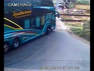 Autocarro turístico atingido por comboio numa passagem de nível