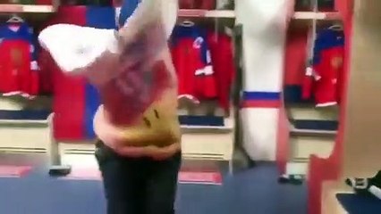 Adepto urina na camisola de um jogadr da seleção russa
