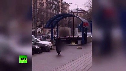 Mulher russa avistada na rua com cabeça decepada de criança