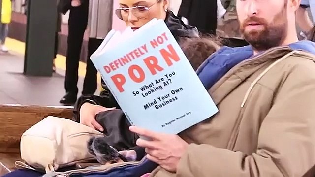 Homem leva livros falsos para o metro e filma reações de passageiros