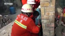Crianças resgatadas de buraco entre duas paredes