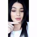 Kylie Jenner ‘revela’ o truque para engrossar os lábios