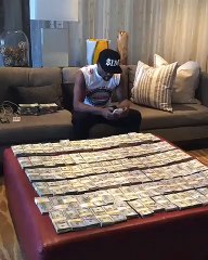 Floyd Mayweather ostenta todo o seu dinheiro