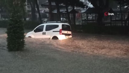 Yağmur cadde ve sokakları göle döndürdü... Araçlar suya gömüldü