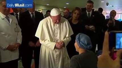 Doente com cancro canta 'Ave Maria' para Papa