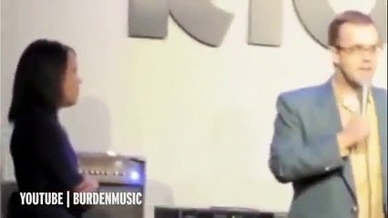 Comediante pede namorada em casamento. Ela é que não achou piada