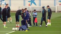 Três crianças invadem o treino do Barcelona e ficam a treinar com os jogadores