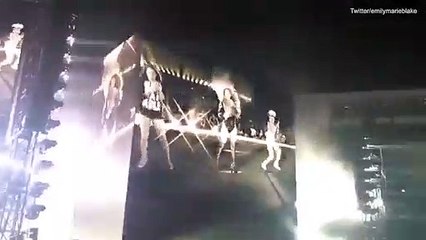 Beyoncé: Fãs sobem ao palco e deixam cantora de 'boca aberta'