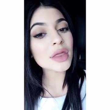 Kylie Jenner ‘revela’ o truque para engrossar os lábios