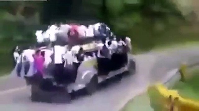 Neste autocarro não há limite de passageiros. Há quem vá no tejadilho