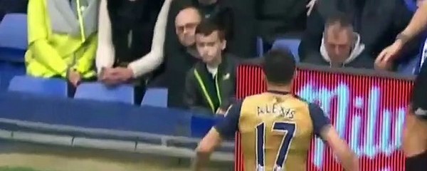 Sanchez aproveitou bola perdida para fazer isto