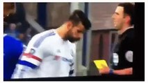 Diego Costa cospe para o árbitro