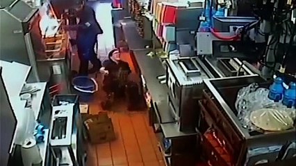 Funcionária McDonald's cai em balde de óleo quente