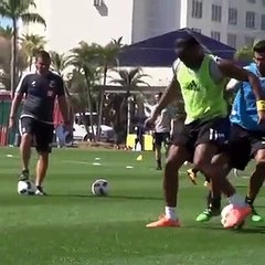 Drogba mostra que quem sabe não esquece e encanta nos treinos