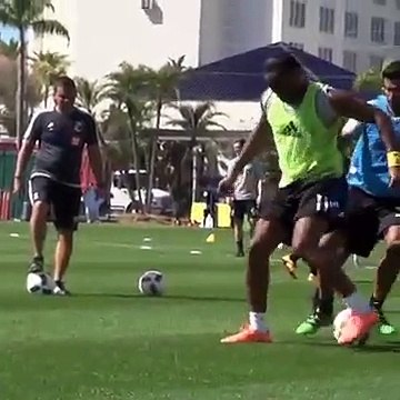 Drogba mostra que quem sabe não esquece e encanta nos treinos