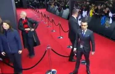 Ronaldo desmancha-se a rir com fã que cai na passadeira vermelha