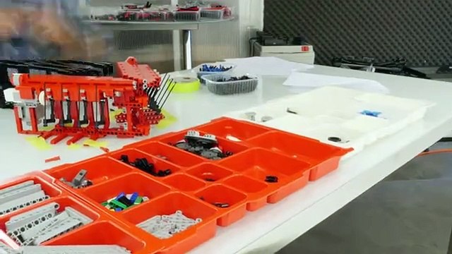 Além poder brincar com elas, as peças Lego também fazem aviões de papel - Construção