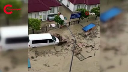 Selden dehşete düşüren görüntüler... Yollar çöktü, direk devrildi, araçlar sel sularında sürüklendi