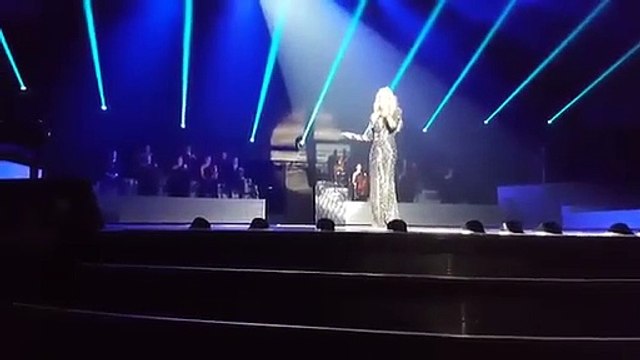 Céline Dion canta música de Adele