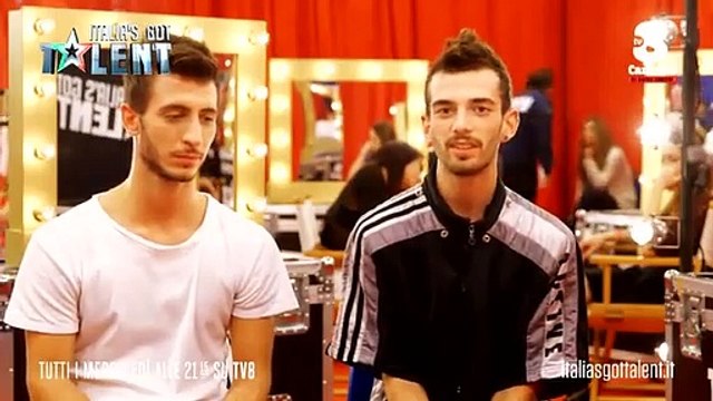 Casal gay declara amor em programa e conquista jurados