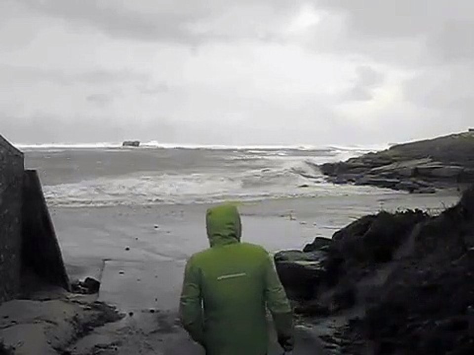 Homem arrisca a vida para salvar casal de idosos do mar