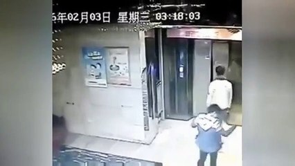 Vândalo derruba portas do elevador. Desfecho revelou-se trágico