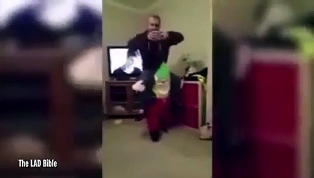 Este pai quis ser original e ao invés do Pai Natal convidou um duende