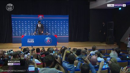 Messi and his family arrive to the press conference