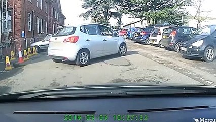 Esta condutora precisa de uma (grande) ajuda em manobra